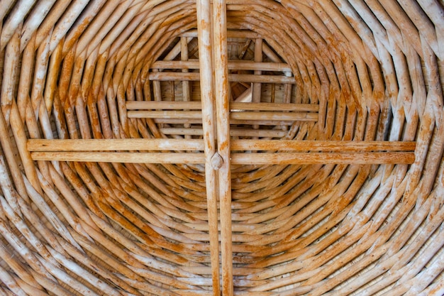 Eine Struktur aus Baumstämmen. Blockbau von innen. Blockbau. Zimmereibau aus Baumstämmen