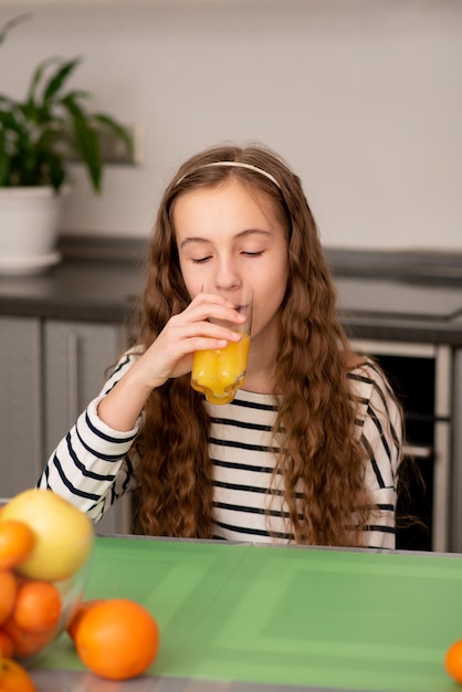 Eine süße Teenager-Mädchen trinken eine frische Orange Gesunde Ernährung Familie Frisches Obst