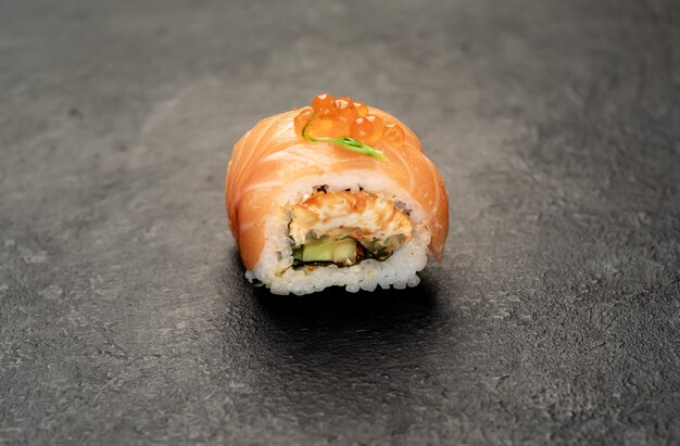 eine Sushi-Rolle auf einem Steinhintergrund