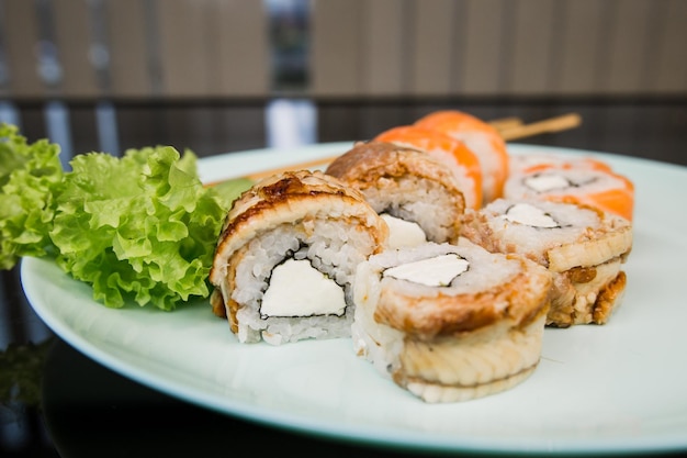 Eine Sushi-Rolle mit Aal und Unagi-Sauce auf einer Platte der japanischen Küche