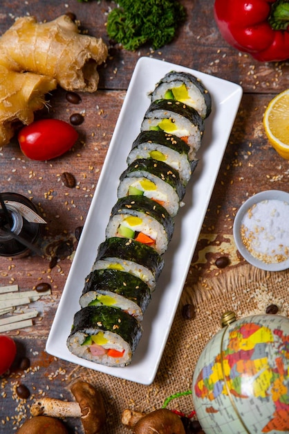 Eine Sushi-Rolle mit verschiedenen Zutaten