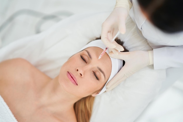 Eine Szene der medizinischen Kosmetik behandelt Botox-Injektion