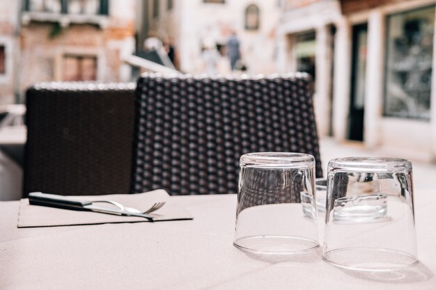 Eine Tabelle eines Straßen- und Sommercafés mit Tischbesteck mit einer Anlage auf dem Tisch.