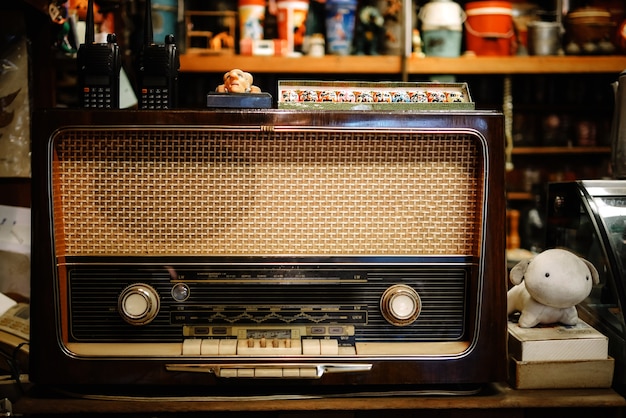 Foto eine tabelle mit einem alten weinleseradio im café