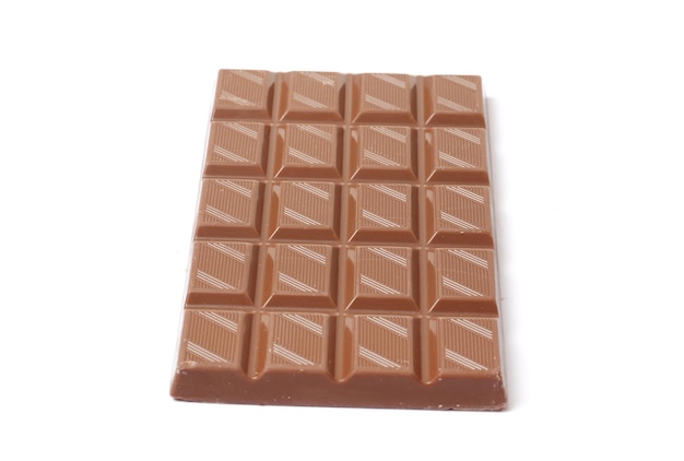 Eine Tafel Milchschokolade isoliert auf weißem Hintergrund. Ansicht von oben