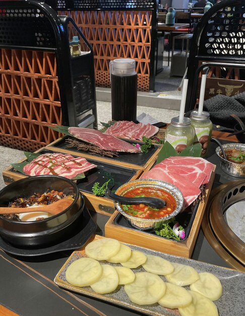 Eine Tafel mit Fleisch, Gemüse und Saucen