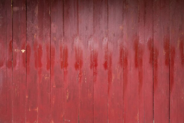 Eine Tafel mit roter Farbe. Holzbeschaffenheit