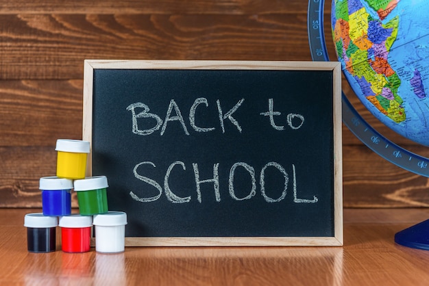 Eine Tafel mit Text Back to School