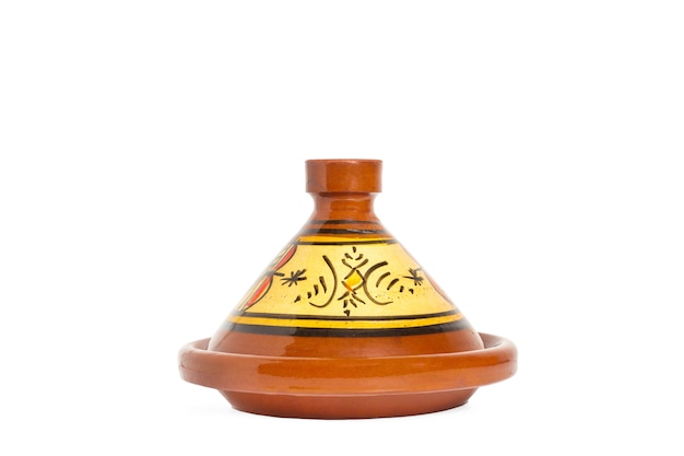 Eine Tajine auf weißem Hintergrund