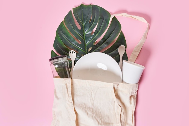 Eine Tasche gefüllt mit Utensilien und einer Pflanze