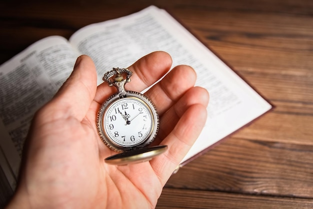 Eine Taschenuhr in den Händen eines Mannes