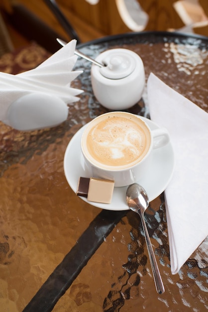 Eine Tasse Cappuccino im Hotelzimmer