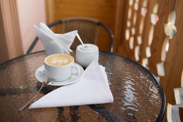 Eine Tasse Cappuccino im Hotelzimmer