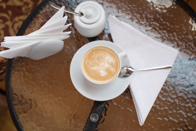 Eine Tasse Cappuccino im Hotelzimmer