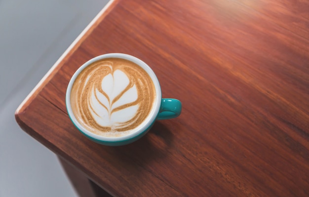 Eine Tasse Cappuccino-Kaffee auf Holztisch in der Cafeteria