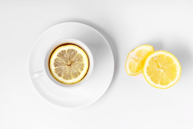 Eine Tasse frischer Tee mit Zitrone und Ingwer Weißer Hintergrund isoliert weiß Draufsicht Kopieren Sie Platz