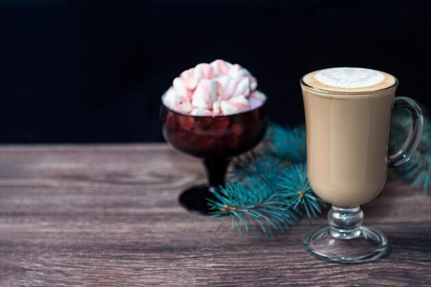 Eine Tasse heiße Schokolade mit Marshmallows auf einem Holztisch