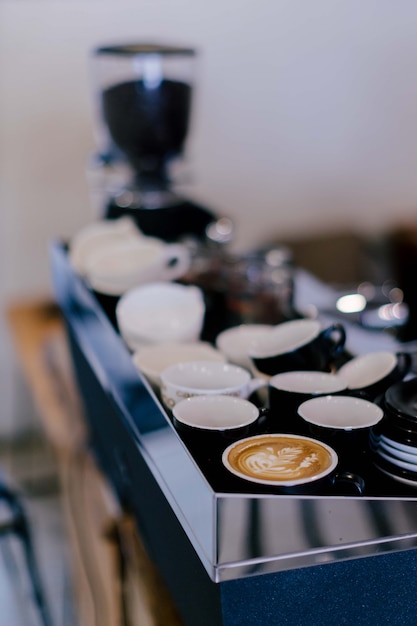 Eine Tasse heißen Kaffee auf einer Kaffeemaschine