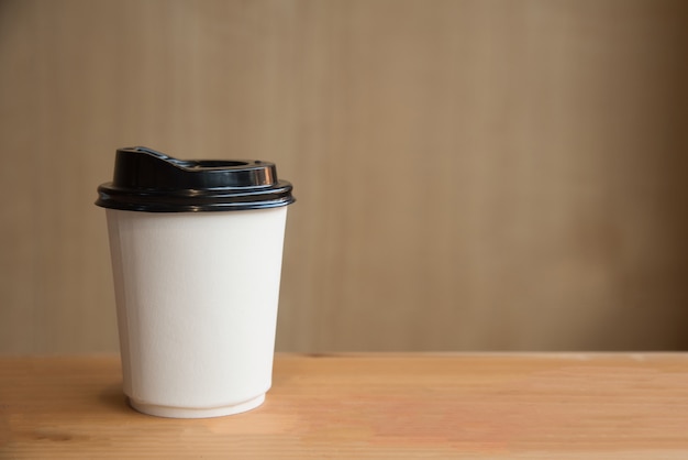 Eine Tasse heißen Kaffee auf hölzernen Hintergrund.