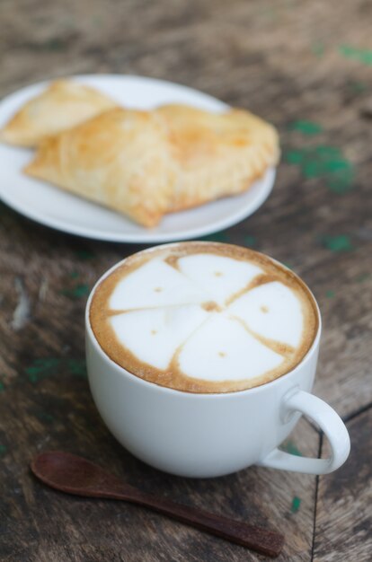 Eine Tasse heißen Kaffee und Curry Puff