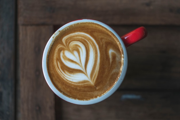 Eine Tasse heißen Latte-Kaffee