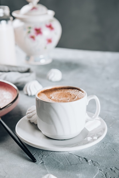 Eine Tasse heißen starken Espresso zum Frühstück