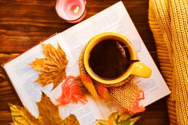 Eine Tasse heißen Tee mit Schalbüchern