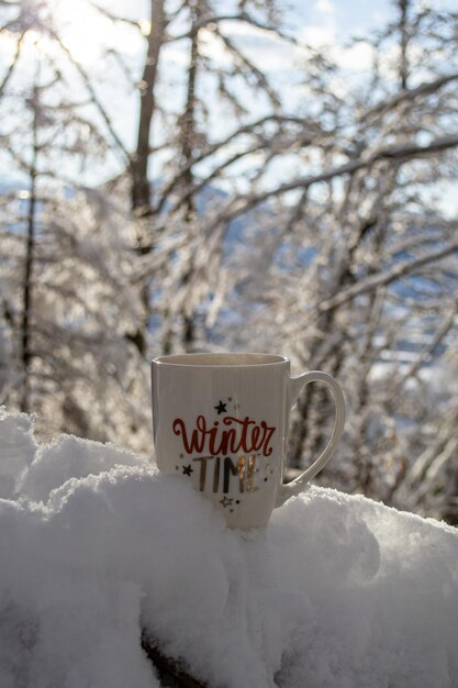 Foto eine tasse heißen tees auf einem schneebedeckten zweig unter der wintersonne