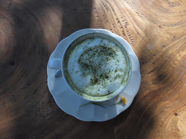 Foto eine tasse heißer kaffeemischung aus gree-baum auf einem alten holztisch