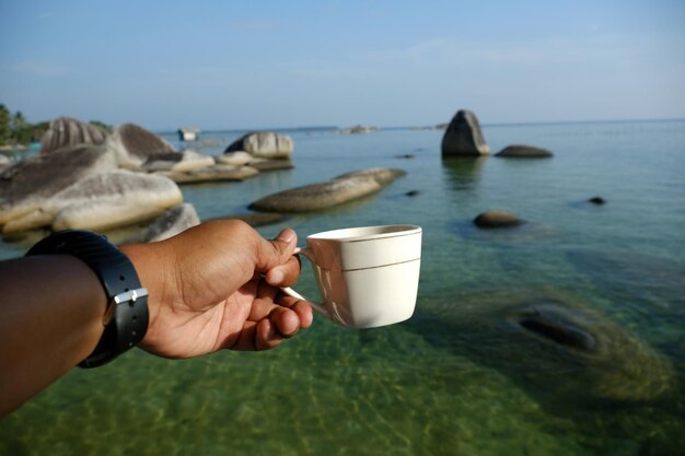 Foto eine tasse kaffee am morgen auf der indonesischen insel natuna