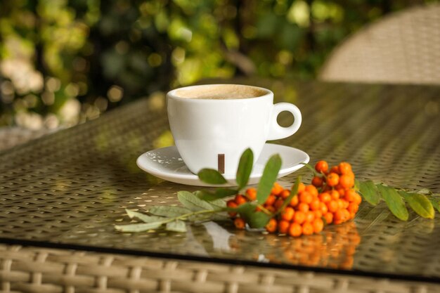 eine tasse kaffee auf dem tisch im herbst