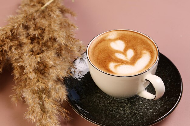 Eine Tasse Kaffee auf dem Tisch