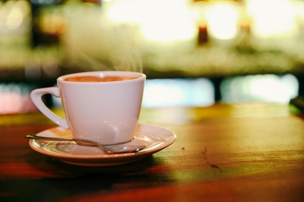 Eine Tasse Kaffee auf dem Tisch