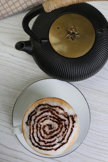 Eine Tasse Kaffee auf dem Tisch