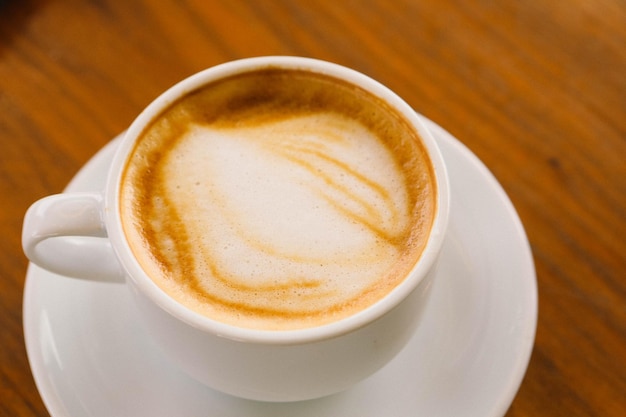 eine Tasse Kaffee auf dem Tisch