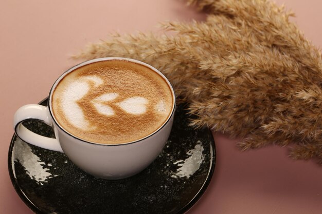 eine Tasse Kaffee auf dem Tisch