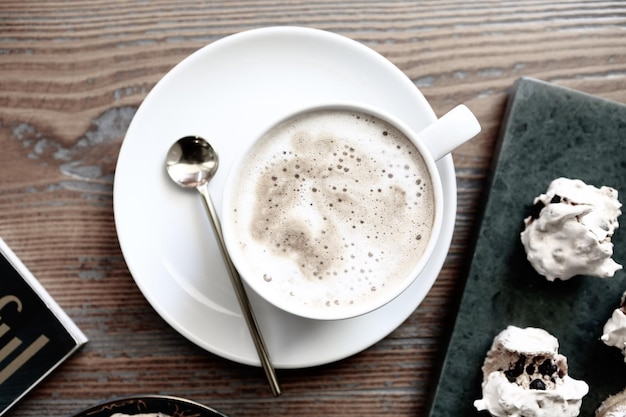 eine Tasse Kaffee auf dem Tisch