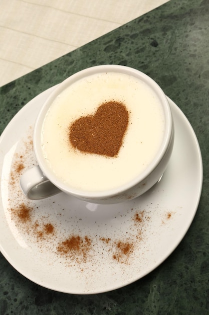 eine Tasse Kaffee auf dem Tisch