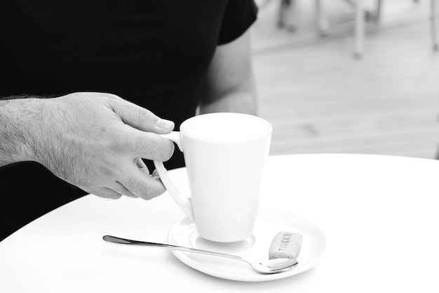 eine Tasse Kaffee auf dem Tisch