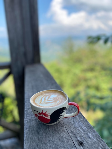 Foto eine tasse kaffee auf einem holztisch