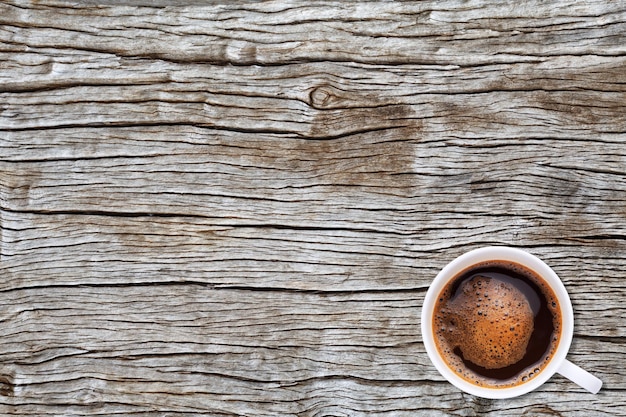 Eine Tasse Kaffee auf Holz Textur Hintergrund