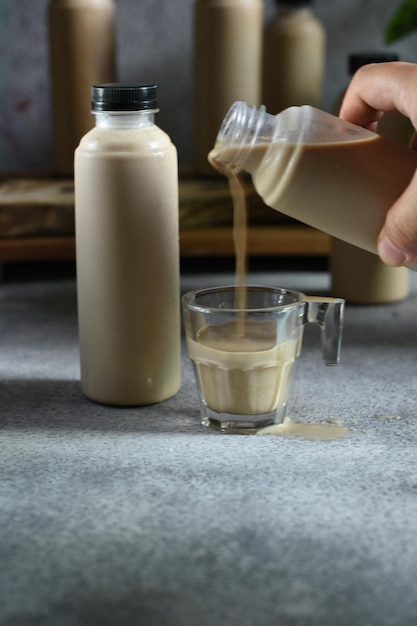 eine tasse kaffee milch mit hintergrund flaschen kaffee milch