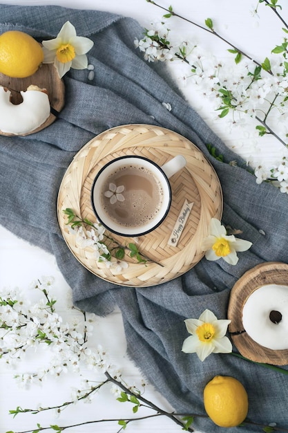 Eine Tasse Kaffee mit einer weißen Blume oben drauf.