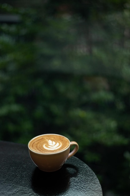 Eine Tasse Kaffee mit grünem Hintergrund