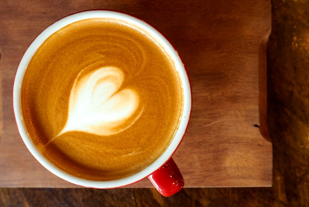 Eine Tasse Kaffee mit Herz Latte Art