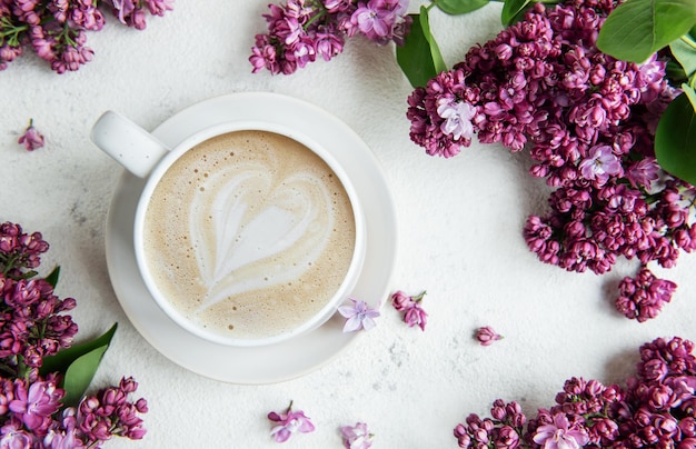 Eine Tasse Kaffee mit Herz-Latte-Kunst