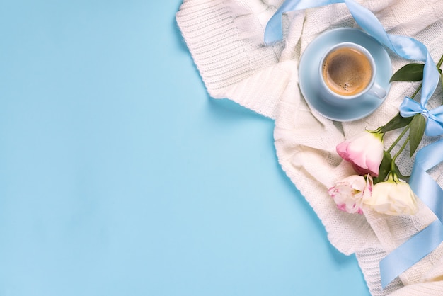 Eine Tasse Kaffee trinken, Blumen Eustoma auf Decke