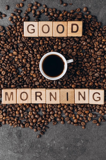 Eine Tasse Kaffee und die Aufschrift Guten Morgen auf Holzwürfeln