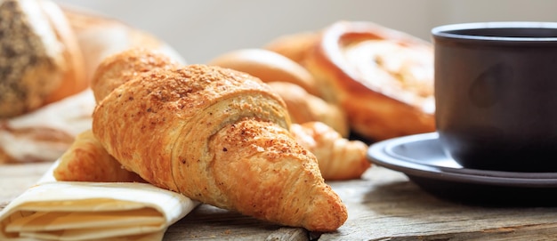 Eine Tasse Kaffee und ein Croissant