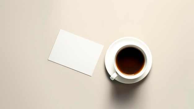 Eine Tasse Kaffee und ein Notizblock auf einem beigen Tisch.